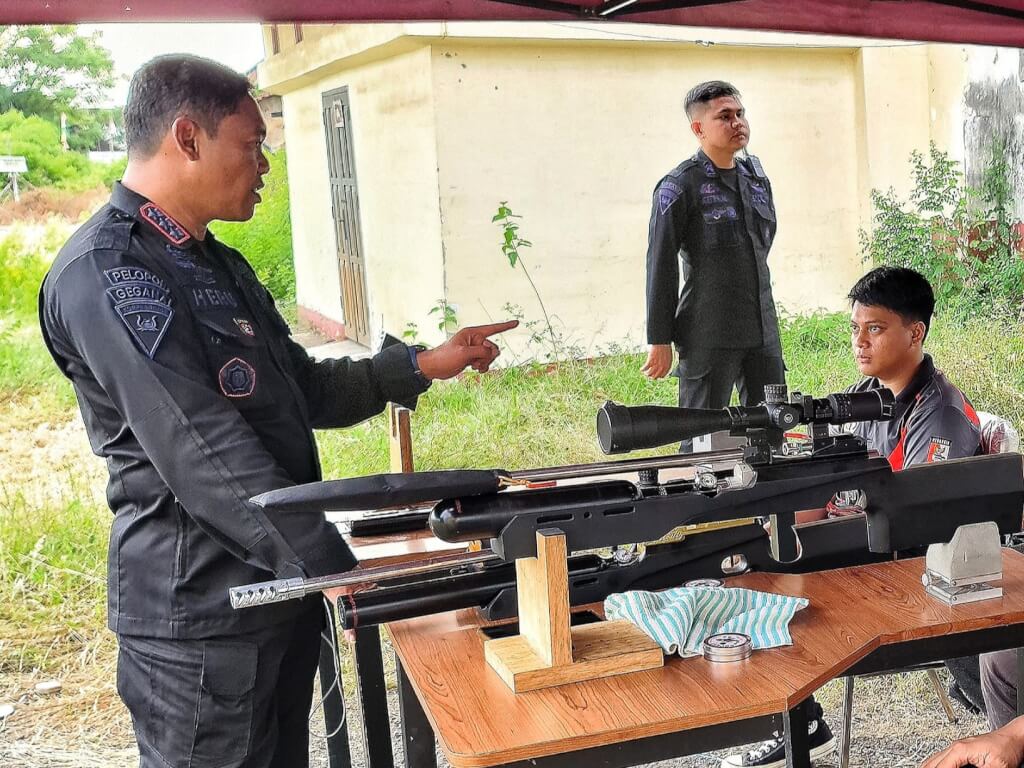 Dansat Brimob Polda Sulsel Motivasi Atlet Menembak Makassar